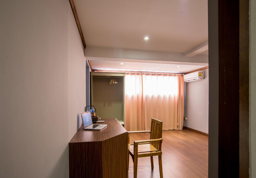 At Ease Bijou Hotell Chiang Mai Rum bild