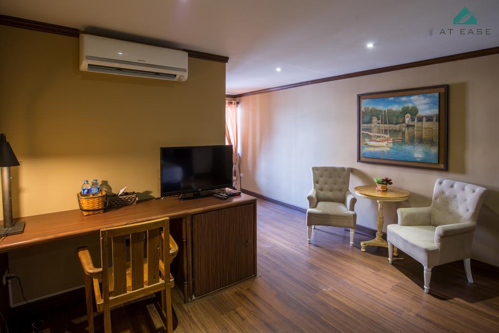 At Ease Bijou Hotell Chiang Mai Rum bild
